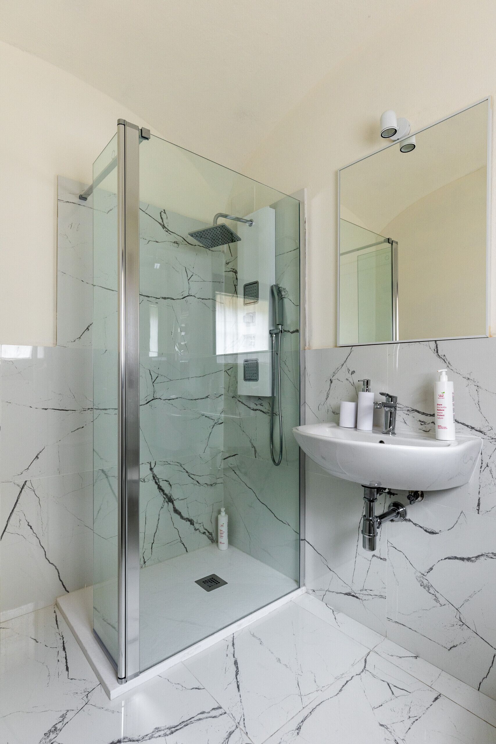 Dusche, Haartrockner, Bidet, Handtücher