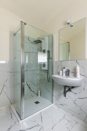 Doccia, asciugacapelli, bidet, asciugamani