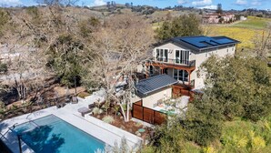 A modern two-story house with a solar panel roof, a swimming pool, and a landscaped garden. - Healdsburg Luxe Reserve for 8, pool, spa, firepit (Healdsburg)