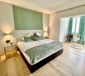 Hochwertige Bettwaren, Minibar, Zimmersafe, individuell dekoriert