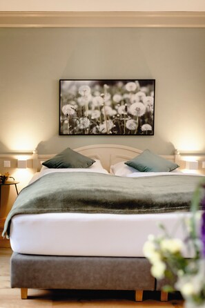 Deluxe Double Room Balcony | Premium bedding, minibar, in-room safe, individually decorated - Boutiquehotel Hubertushof (Bad Ischl)
