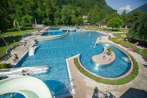 Piscina interna, funciona das 7h às 21h, espreguiçadeiras