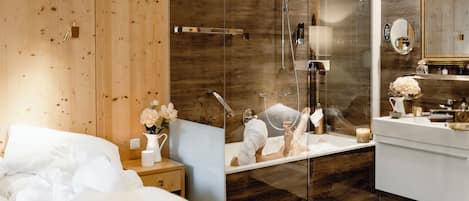 デラックス ダブルルーム | バスルーム | シャワー、バスアメニティ (無料)、ヘアドライヤー、スリッパ