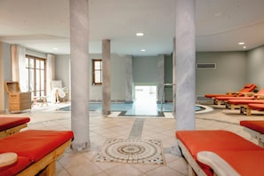 Indoor pool, open 7:00 AM to 9:00 PM, sun loungers - Boutiquehotel Hubertushof (Bad Ischl)