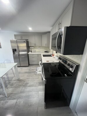 Réfrigérateur, micro-ondes, four, plaque de cuisson