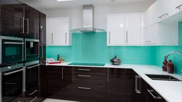 Coffee/tea maker, fridge, microwave, oven