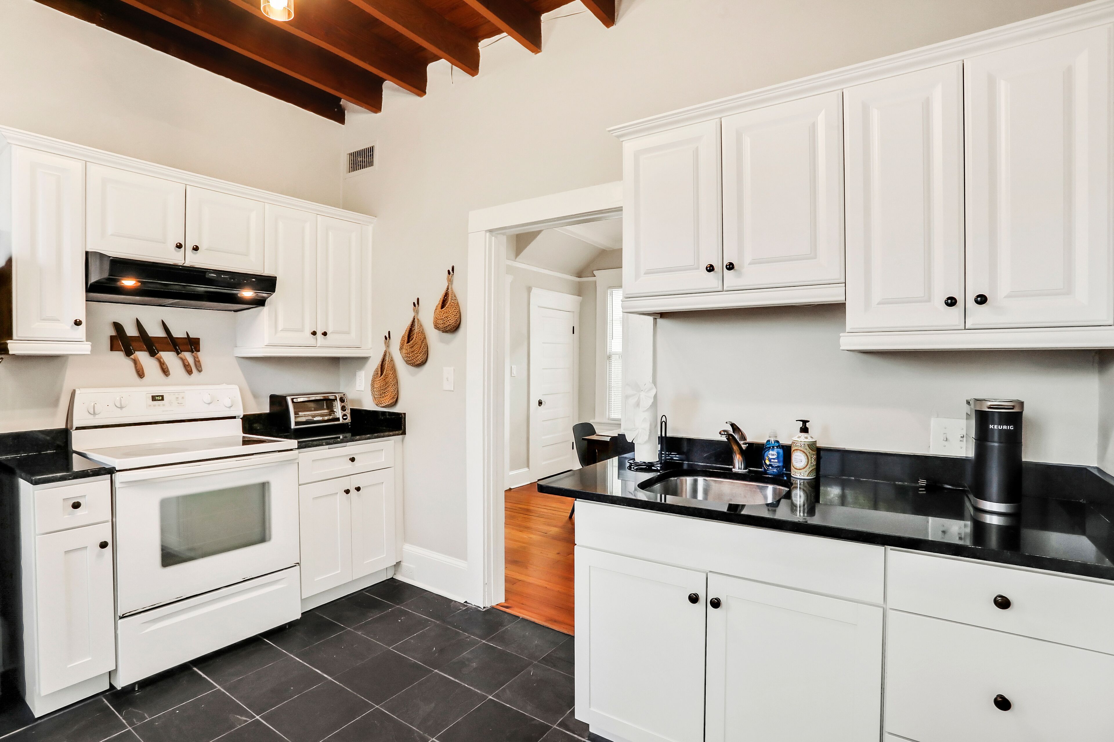 This house is a 3 bedroom(s), 1 bathrooms, located in Jacksonville, FL.