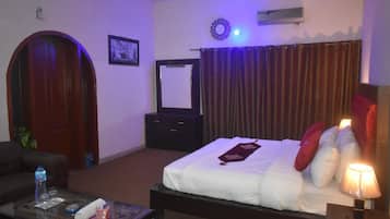 Deluxe Double Room | Iron/ironing board, free WiFi