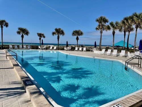 Master on Gulf with Balcony access Free round of Golf & Activities Every Day!