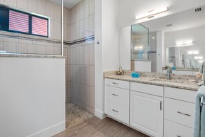 Badewanne, Haartrockner, Handtücher