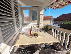 تناول الطعام بالخارج