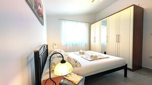 3 bedrooms, iron/ironing board, travel crib, free WiFi