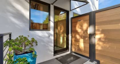 Dazzling Modern Home Close to Downtown Palo Alto & Stanford