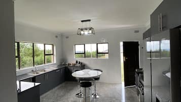 Vila Deluks | Dapur pribadi | Lemari es besar, microwave, oven, dan kompor