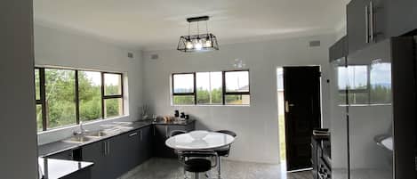 Vila Deluks | Dapur pribadi | Lemari es besar, microwave, oven, dan kompor