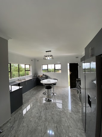 Refrigerador con freezer, microondas, horno, placa de cocina