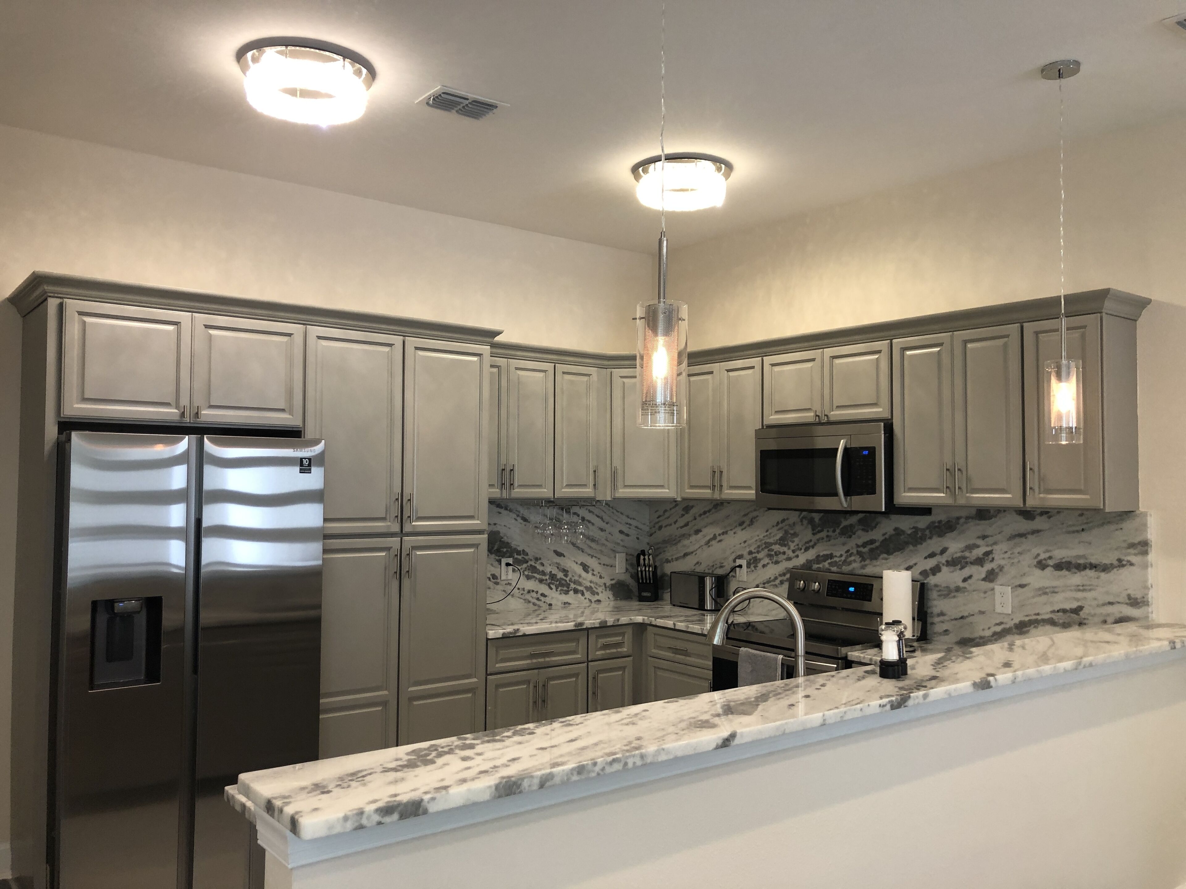 Refrigerador, microondas, horno y parrilla de estufa 