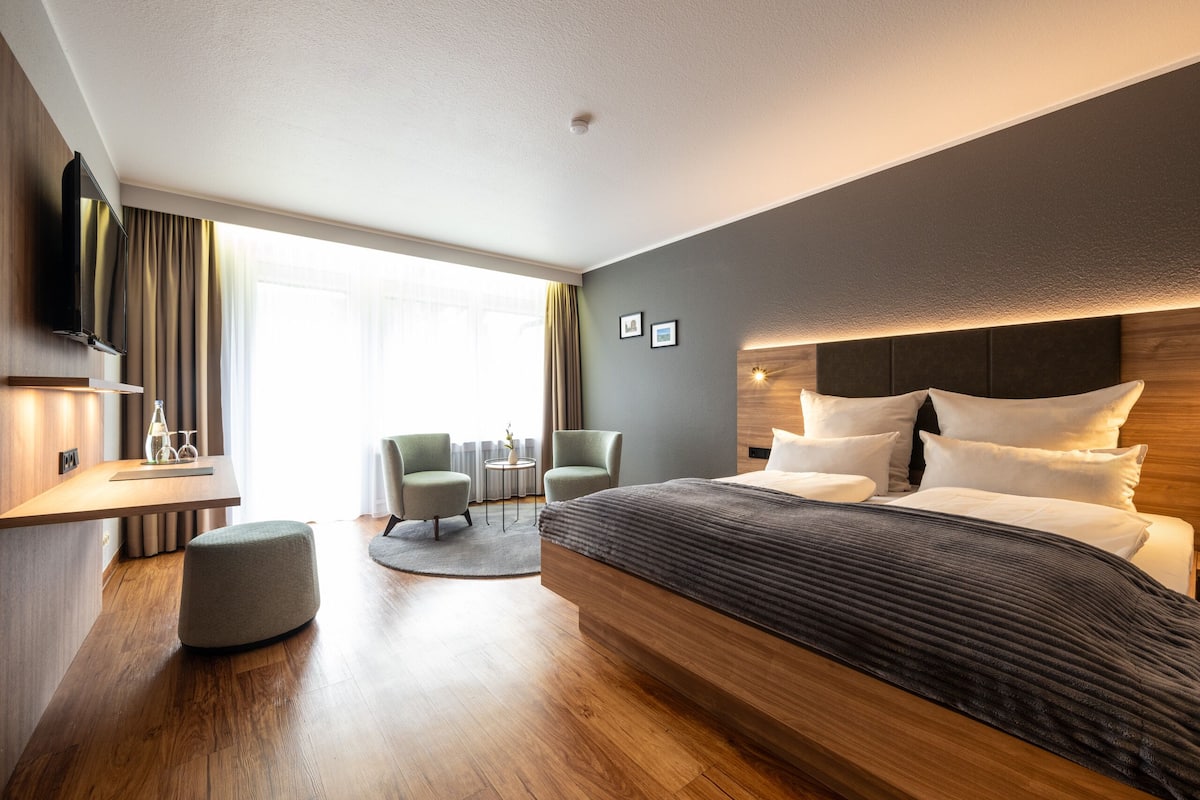 comfort room, 1 king bed, garden view | in-room safe, desk, free wifi