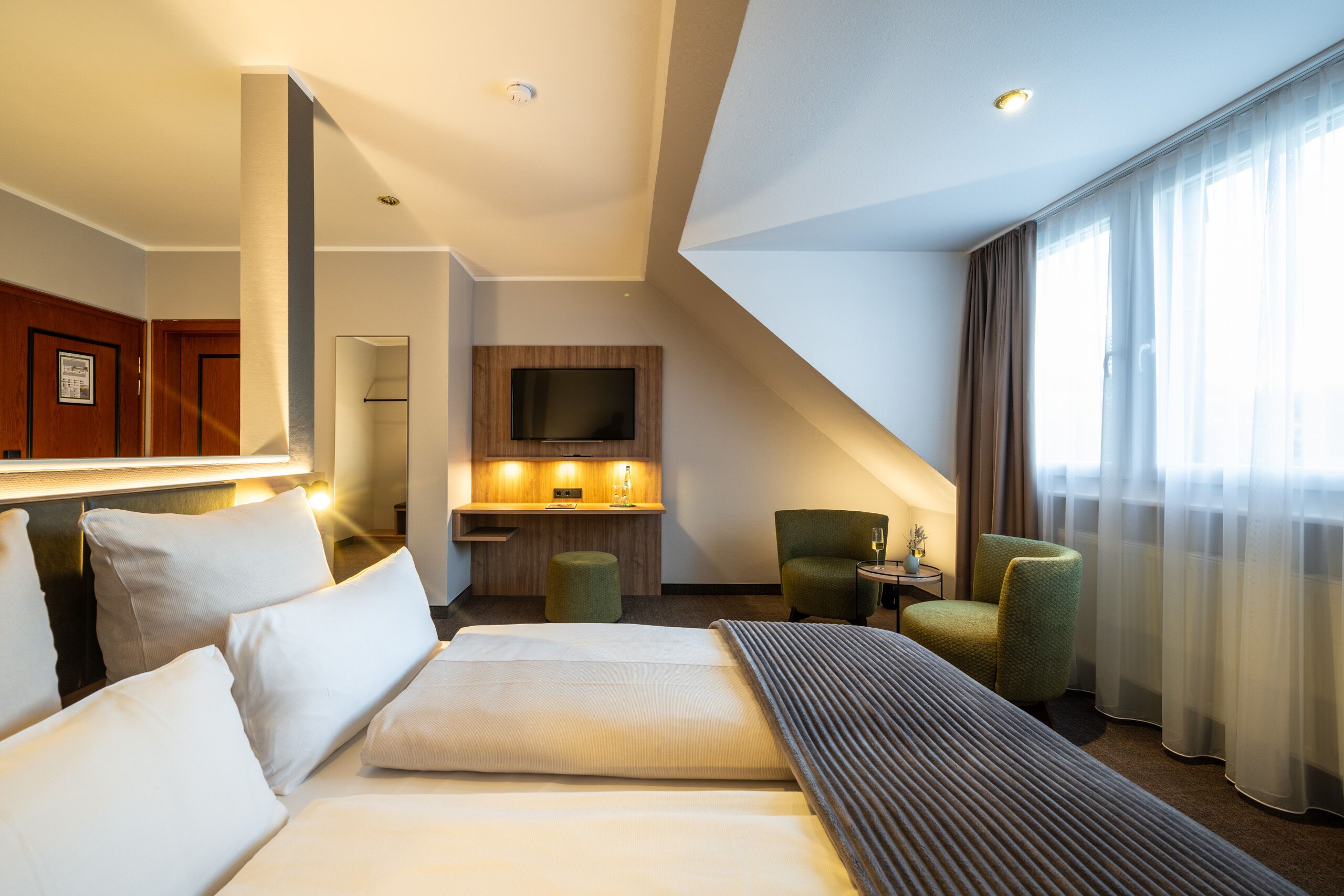 classic room, 1 king bed, garden view | in-room safe, desk, free wifi