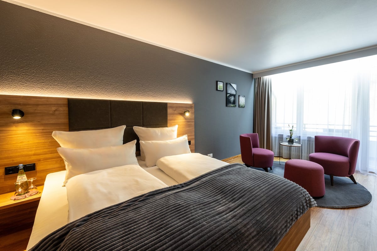 Deluxe kamer, 1 kingsize bed, uitzicht op rivier | Een kluis op de kamer, een bureau, gratis wifi