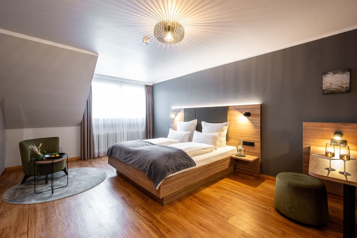 Superior kamer, 1 kingsize bed, uitzicht op tuin | Een kluis op de kamer, een bureau, gratis wifi