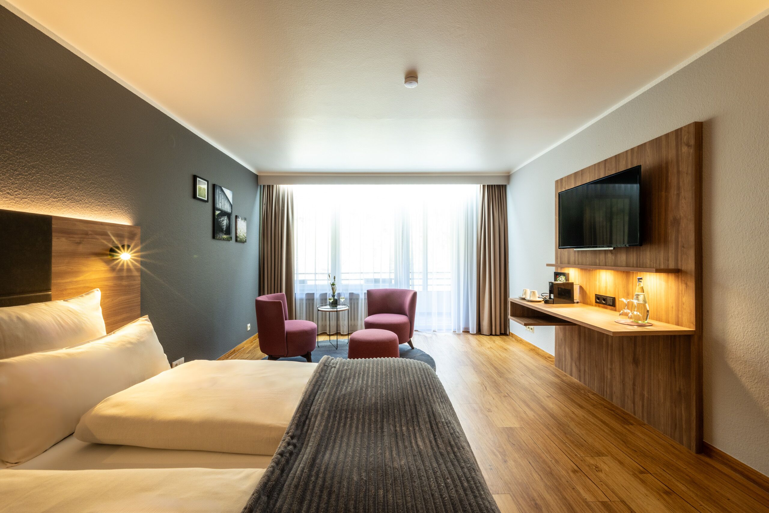 deluxe room, 1 king bed, river view | in-room safe, desk, free wifi