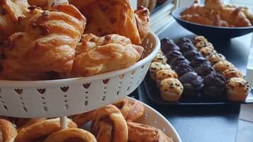 Free daily buffet breakfast