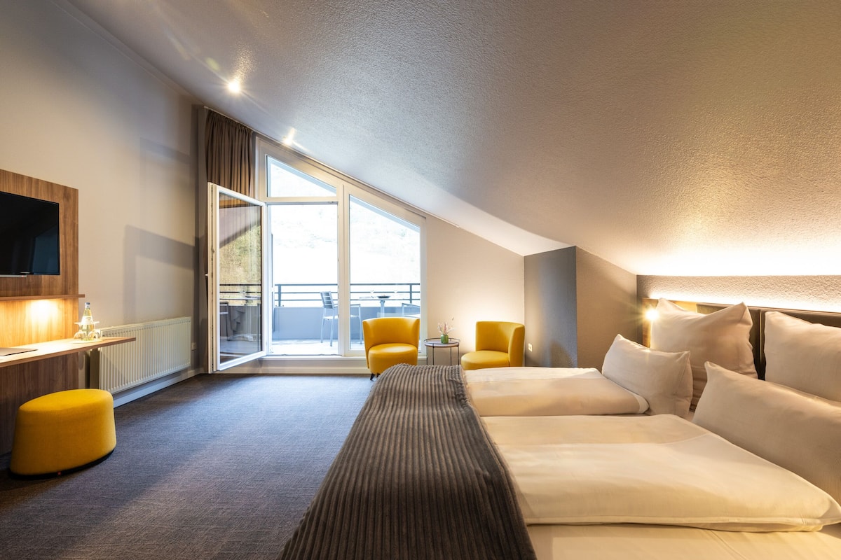 deluxe room, 1 king bed, river view | in-room safe, desk, free wifi