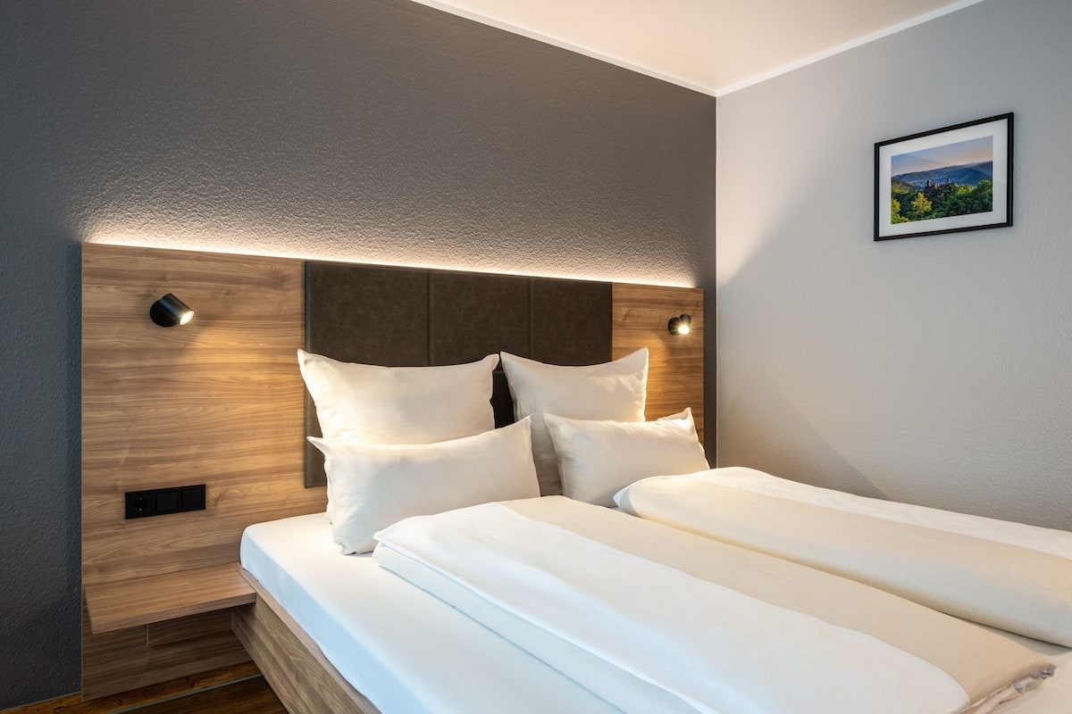 comfort room, 1 king bed, garden view | in-room safe, desk, free wifi