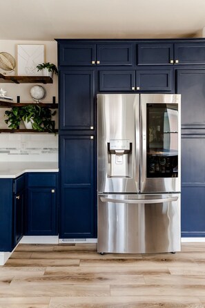 Jääkaappi, mikroaaltouuni, uuni, liesi