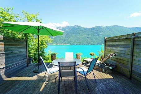 Outdoor dining. Les Terrasses de Bredanne