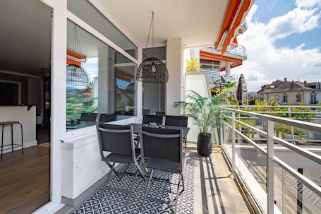 Outdoor dining. La Mavéria - Beautiful T3 close to the lake