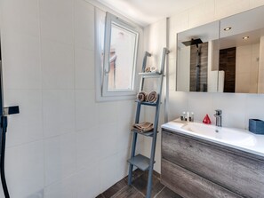 Douche, articles de toilette gratuits, serviettes fournies