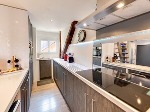 Réfrigérateur, micro-ondes, grille-pain