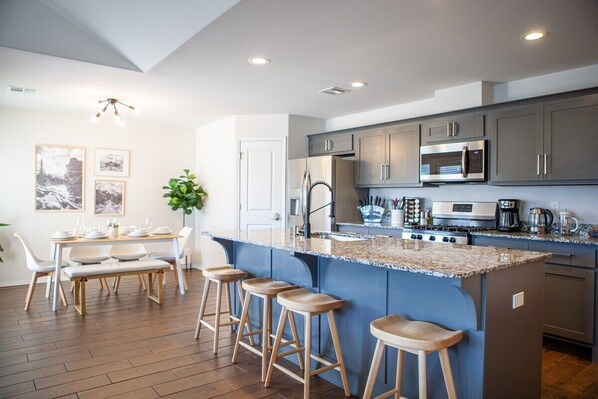 Fridge, microwave, oven, stovetop - Scandi Home by Turnpike - KING Bed, Fast WiFi (Broken Arrow)