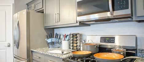 Køleskab, mikrobølgeovn, ovn, kogeplade