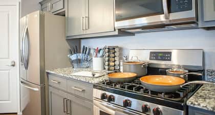 Scandi Home by Turnpike - KING Bed, Fast WiFi