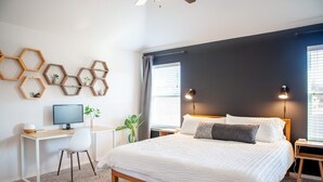 3 soverom, skrivebord, strykejern/-brett og reiseseng for barn