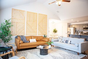 Smart TV, offices, computer monitors - Scandi Home by Turnpike - KING Bed, Fast WiFi (Broken Arrow)