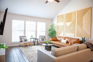 Smart TV, offices, computer monitors - Scandi Home by Turnpike - KING Bed, Fast WiFi (Broken Arrow)