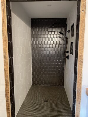 Dusche, Handtücher, Seife, Shampoo