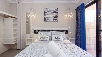 2 chambres, bureau, fer et planche Ă repasser, lit parapluie