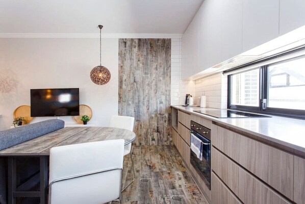 Refrigerador, microondas, horno, placa de cocina