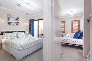 2 Schlafzimmer, Schreibtisch, Bügeleisen/Bügelbrett, Reisekinderbett
