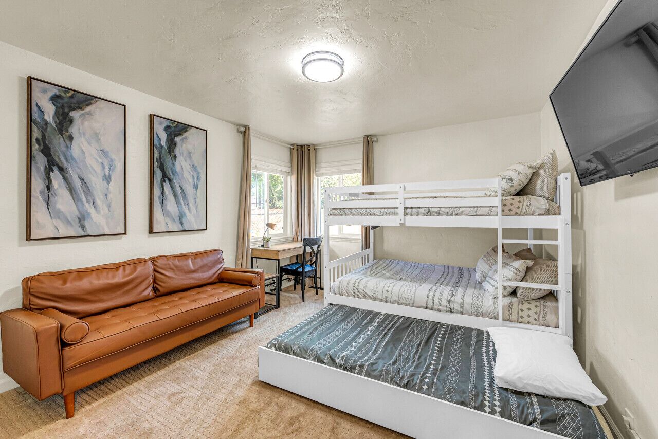 3 soverom, skrivebord, strykejern/-brett og reiseseng for barn
