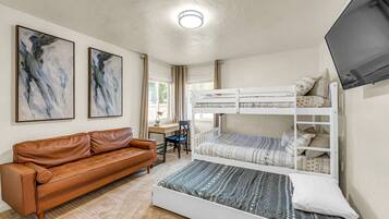 3 soverom, skrivebord, strykejern/-brett og reiseseng for barn