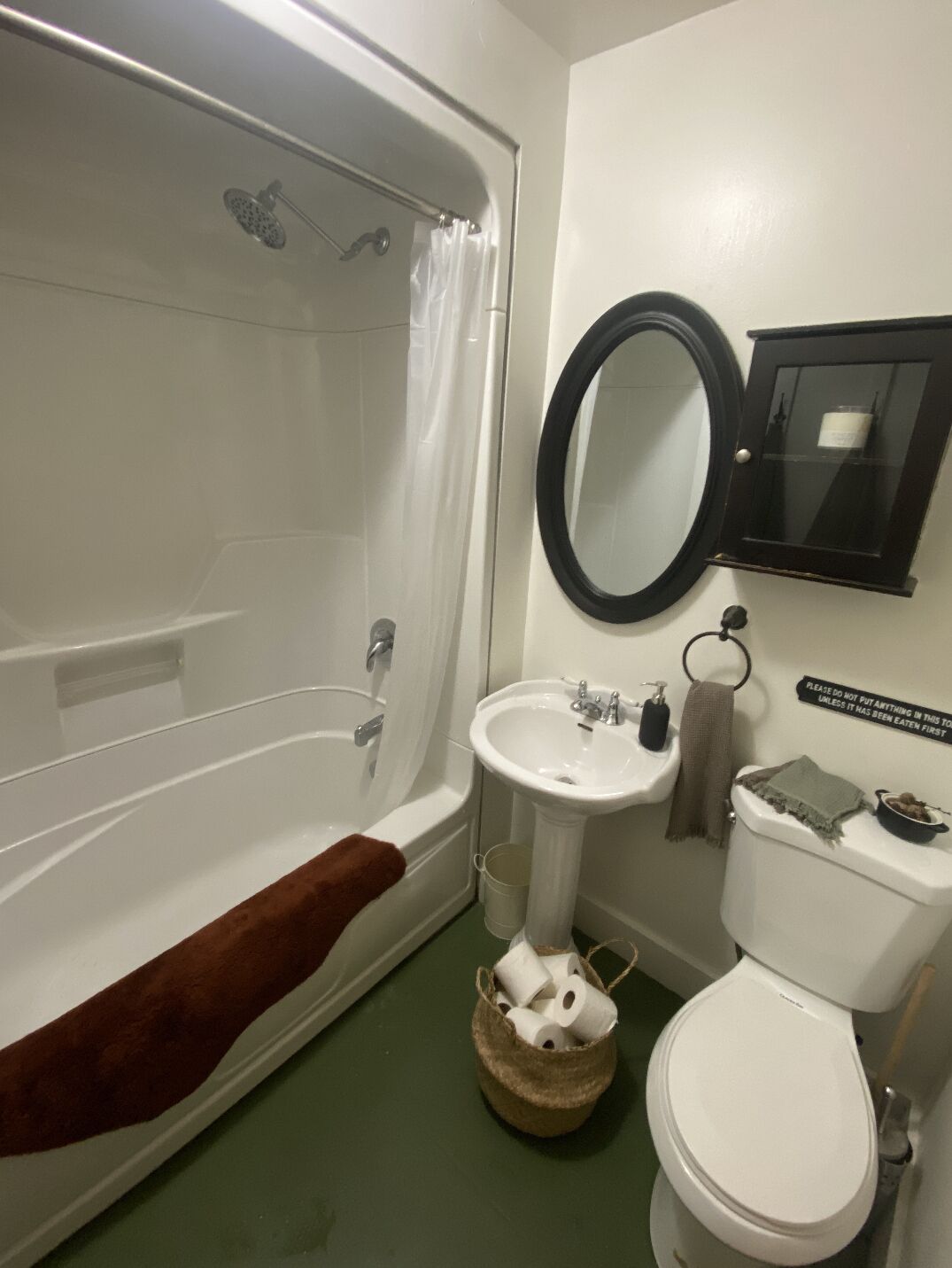 Un baño con bañera, lavabo, inodoro y espejo.