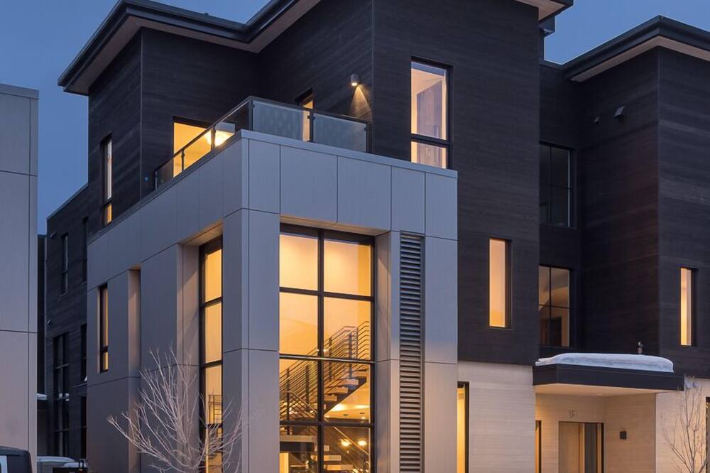 Brand New, Three-Bedroom, Five-Floor Townhouse in the Heart Jackson