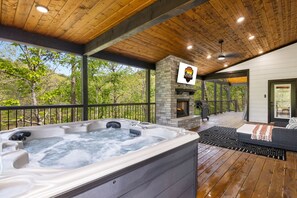 Terrace/patio - Livin On The Ledge in Hochatown/Broken Bow, OK (Broken Bow)