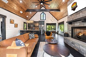 Smart TV, fireplace - Livin On The Ledge in Hochatown/Broken Bow, OK (Broken Bow)